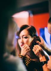 潘长江女儿小露香肩 妆容精致女神范儿十足(4)