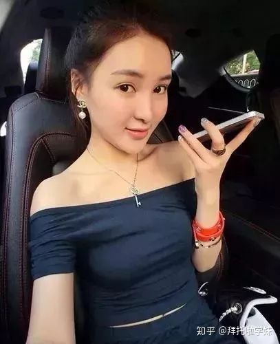 太有钱!郭美美粉色劳斯莱斯曝光 入狱前开玛莎拉蒂
